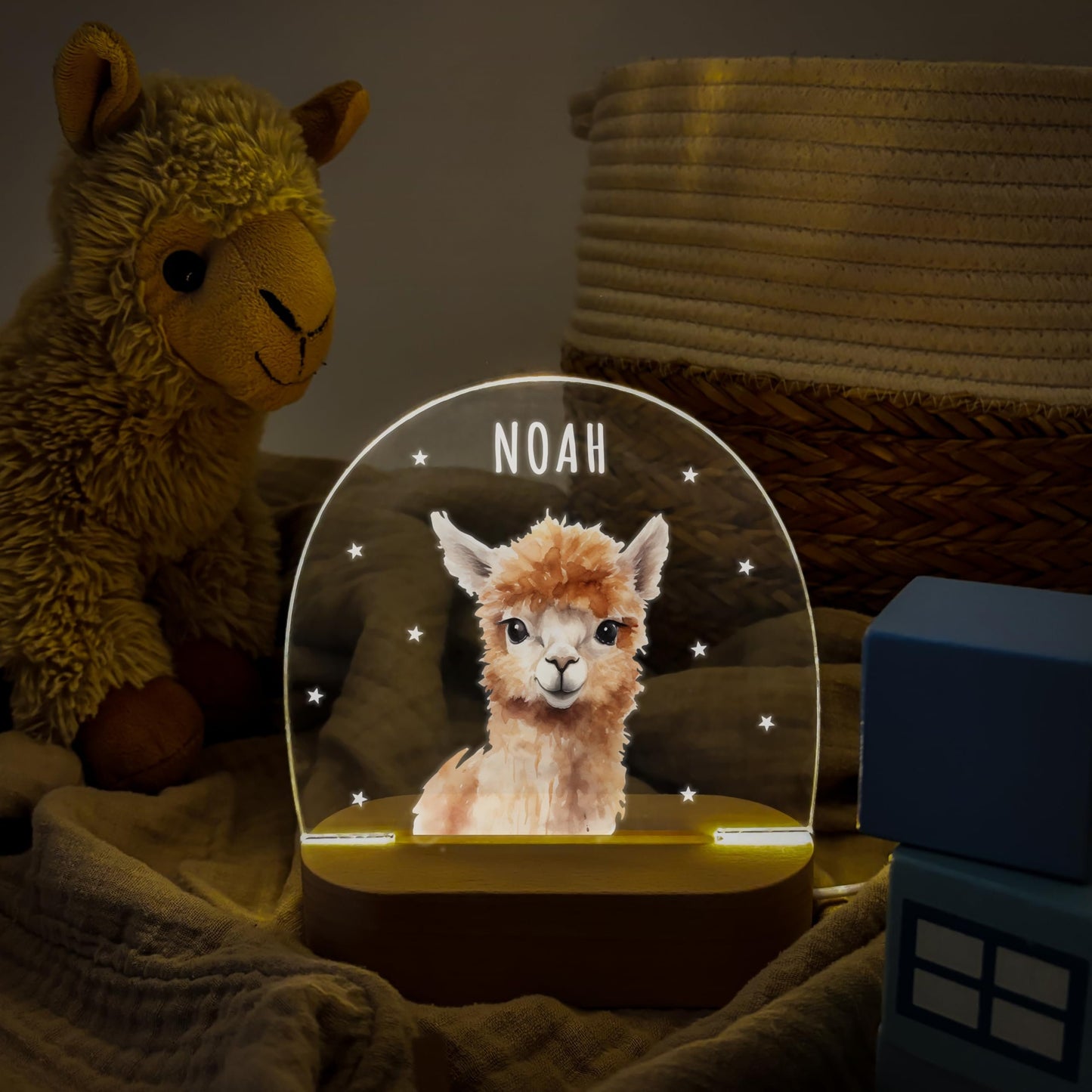 Nachtlicht personalisiert für Kinder & Baby Alpaka Babyzimmer Deko Kinderzimmer Nachtlampe Mädchen Jungen Inkl. Holzfuß und Netzteil