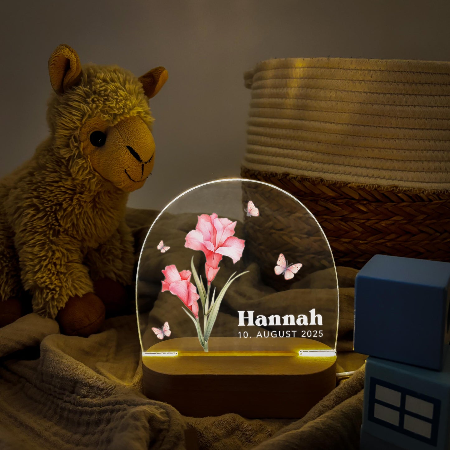 Geburtsgeschenk Mädchen Nachtlicht Baby personalisiert Monatsblume Geschenk zur Geburt Nachtlampe inkl. Holzfuß & Netzteil | August