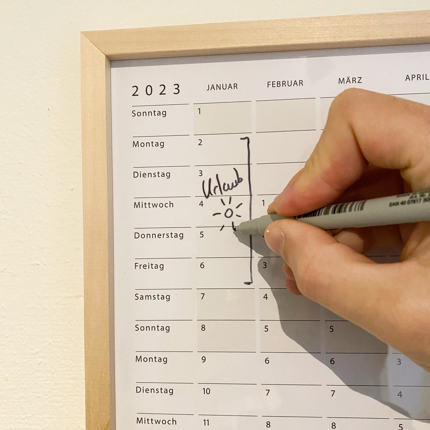 Jahreskalender 2023 A2 Gerahmter Kalender für die Wand Jahresübersicht Abwaschbar