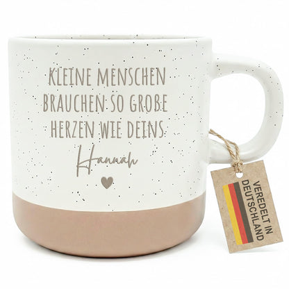 Abschiedsgeschenk Erzieherin Steingut Tasse personalisiert Kleine Menschen brauchen so große Herzen wie deins Geschenk zum Abschied
