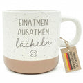 Anti Stress Tasse Einatmen Ausatmen Lächeln Steingut Kaffeetasse mit Gravur Spruch kleine Auszeit Kaffeebecher