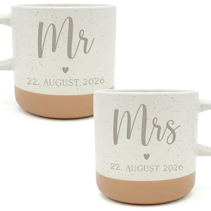 Hochzeitsgeschenke für Brautpaar Mr & Mrs Steingut Tassen personalisiert mit Gravur Partnertassen  Hochzeit Geschenk (Mit Datum)