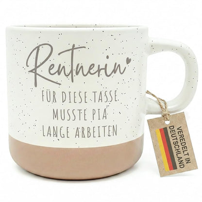 Renteneintritt Geschenk Frau Steingut Tasse personalisiert mit Gravur Abschiedsgeschenk Kollegin Rente Abschied Rentner endlich Rentnerin