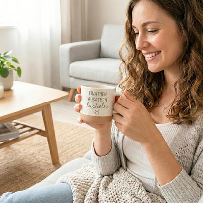 Anti Stress Tasse Einatmen Ausatmen Lächeln Steingut Kaffeetasse mit Gravur Spruch kleine Auszeit Kaffeebecher