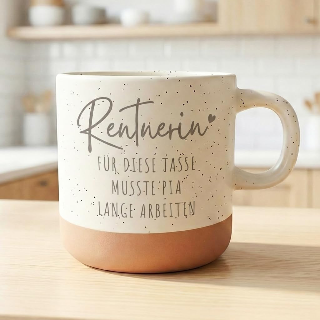 Renteneintritt Geschenk Frau Steingut Tasse personalisiert mit Gravur Abschiedsgeschenk Kollegin Rente Abschied Rentner endlich Rentnerin