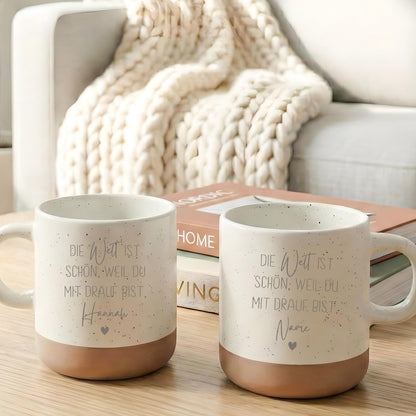 Die Welt ist schön weil du mit drauf bist Steingut Tasse personalisiert mit Gravur Geschenke für Freundin Kaffeetasse