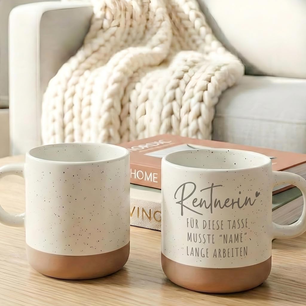 Renteneintritt Geschenk Frau Steingut Tasse personalisiert mit Gravur Abschiedsgeschenk Kollegin Rente Abschied Rentner endlich Rentnerin
