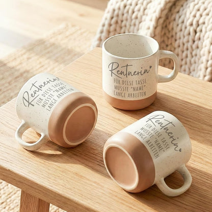 Renteneintritt Geschenk Frau Steingut Tasse personalisiert mit Gravur Abschiedsgeschenk Kollegin Rente Abschied Rentner endlich Rentnerin