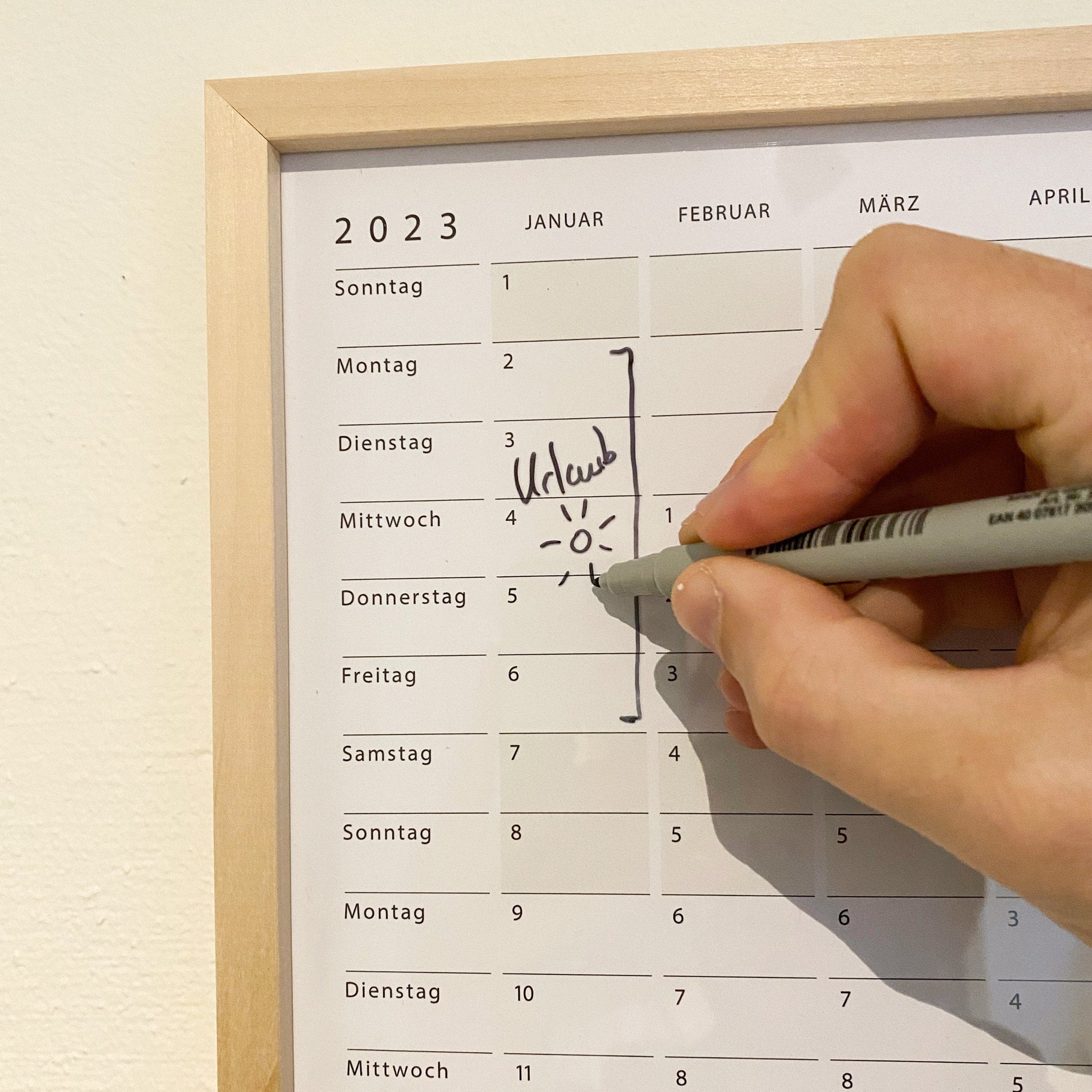 Jahreskalender 2023 A2 Gerahmter Kalender für die Wand Jahresübersicht Abwaschbar