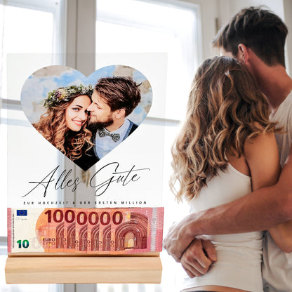Fotogeschenk Hochzeit Geldgeschenk personalisiert Acrylglas Bild Hochzeitsgeschenk Erste Million Geld Geschenk 20x30 cm inkl. Holzfuß