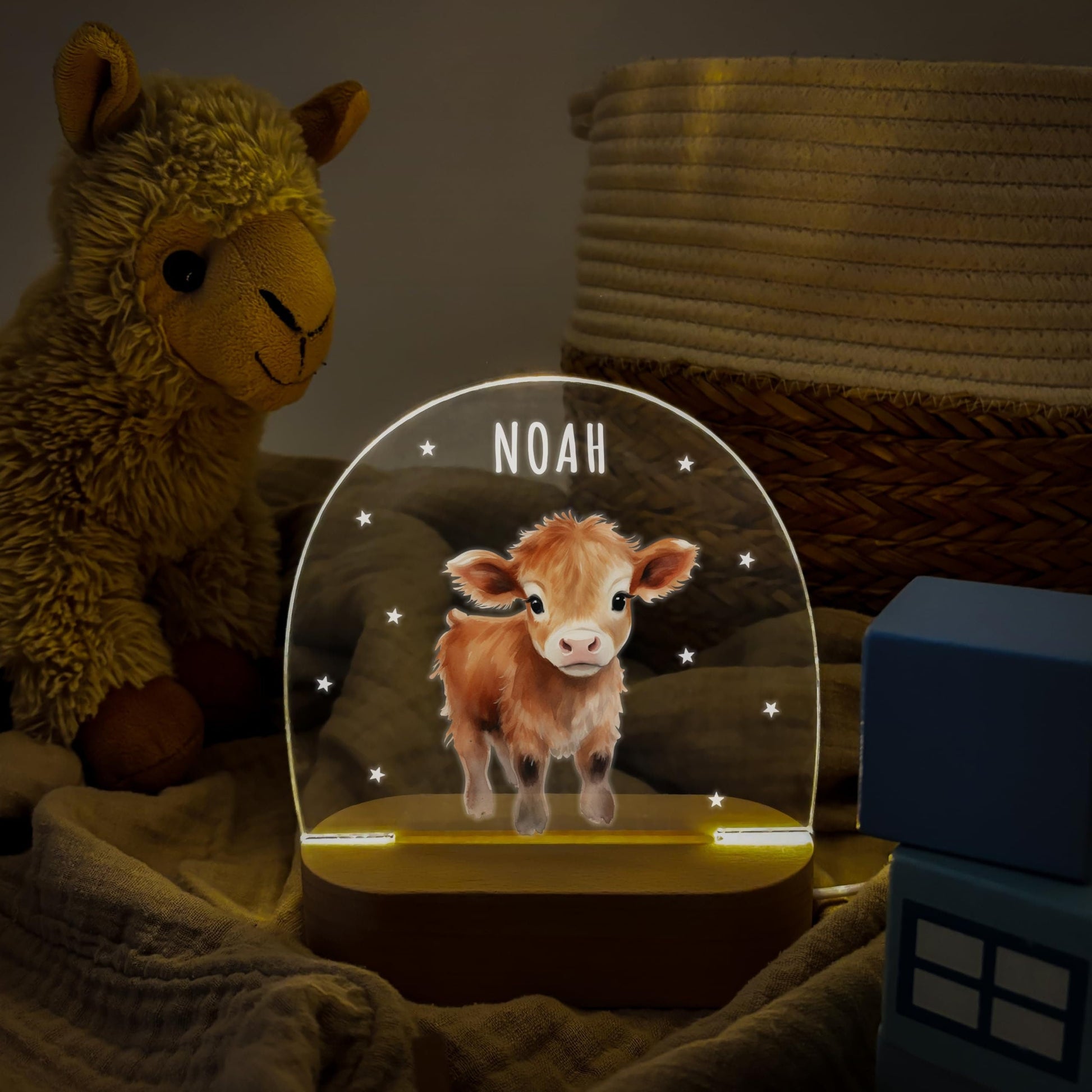 Nachtlicht personalisiert für Kinder & Baby Kuh Babyzimmer Deko Kinderzimmer Nachtlampe Mädchen Jungen Inkl. Holzfuß und Netzteil