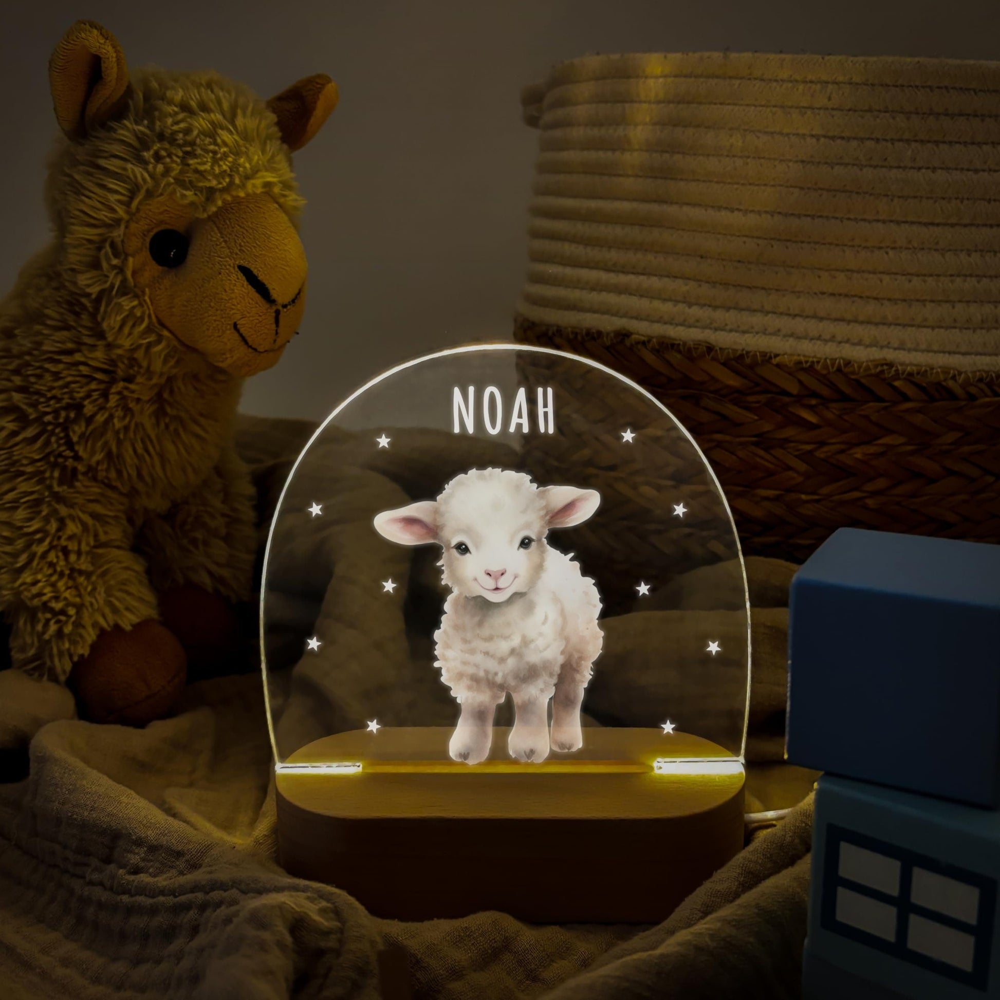Nachtlicht personalisiert für Kinder & Baby Schaf Babyzimmer Deko Kinderzimmer Nachtlampe Mädchen Jungen Inkl. Holzfuß und Netzteil