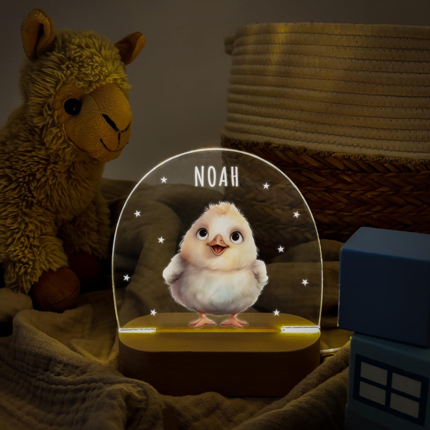 Nachtlicht personalisiert für Kinder & Baby Huhn Babyzimmer Deko Kinderzimmer Nachtlampe Mädchen Jungen Inkl. Holzfuß und Netzteil