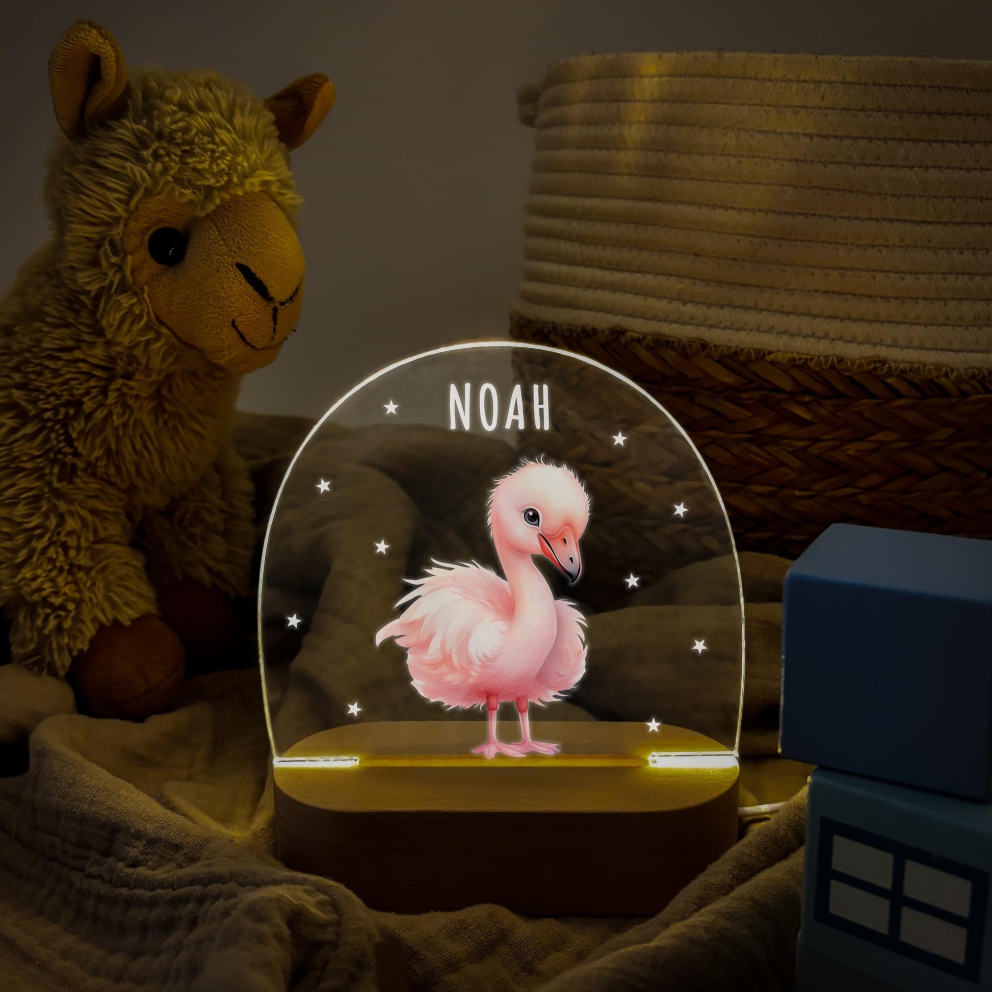 Nachtlicht personalisiert für Kinder & Baby Flamingo Babyzimmer Deko Kinderzimmer Nachtlampe Mädchen Jungen Inkl. Holzfuß und Netzteil