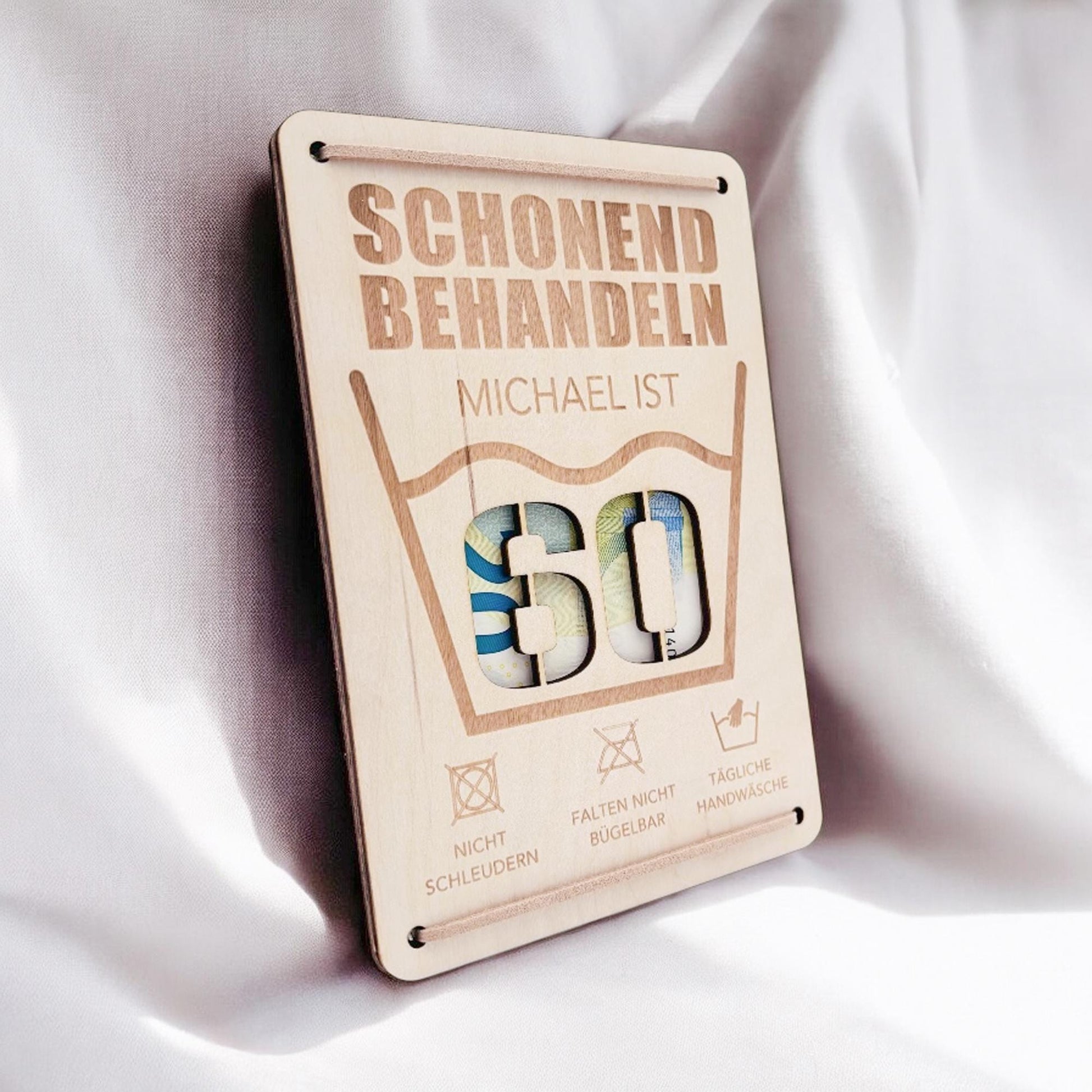 Schonend Behandeln 60. Geburtstag Geldgeschenk personalisiert Geldverpackung Verpackung Geld Geburtstagsgeschenk Geschenkkarte Holz 12x17 cm