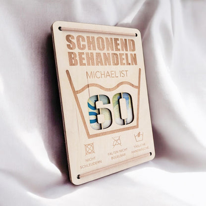 Schonend Behandeln 60. Geburtstag Geldgeschenk personalisiert Geldverpackung Verpackung Geld Geburtstagsgeschenk Geschenkkarte Holz 12x17 cm