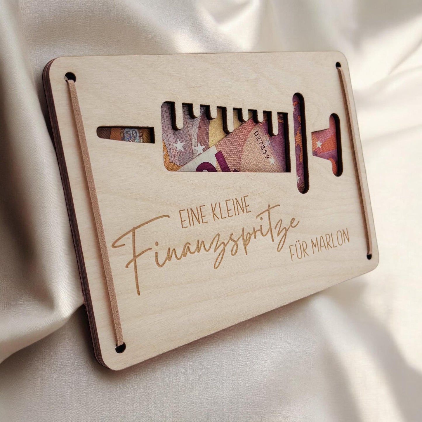 Finanzspritze Geldgeschenk personalisiert Wunscherfüller Geburtstag Jubiläum Geschenk Geld Geschenkverpackung Geschenkkarte Holz 12x17 cm