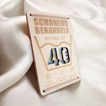 Schonend Behandeln 40. Geburtstag Geldgeschenk personalisiert Geldverpackung Verpackung Geld Geburtstagsgeschenk Geschenkkarte Holz 12x17 cm