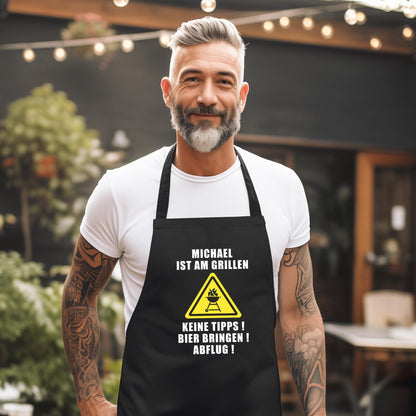 Grillschürze Mann personalisiert für Männer Kochschürze Herren lustiges Grillzubehör Geschenk Grillgeschenk Grillmeister Schürze Schwarz