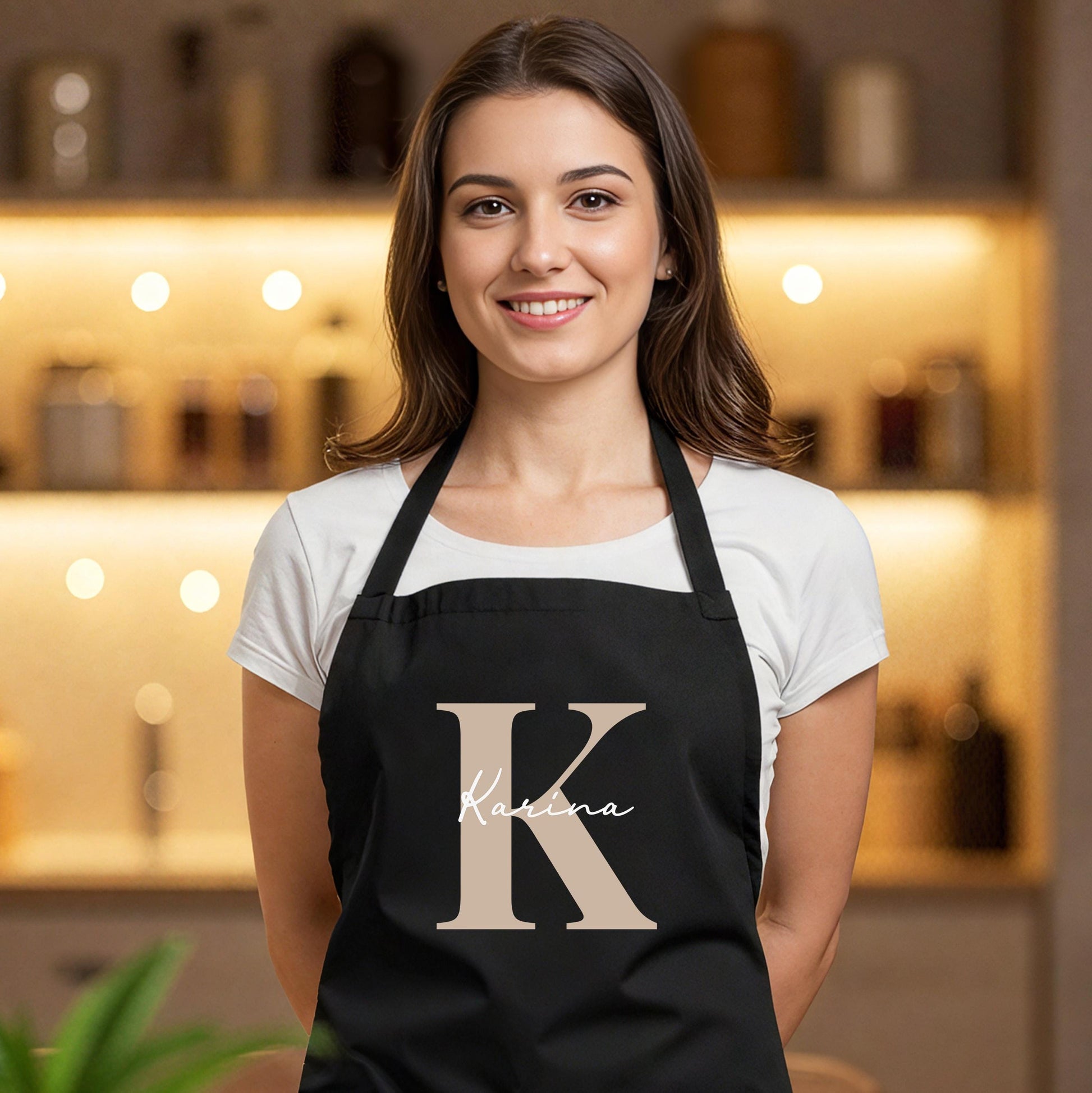 Kochschürze Damen Schürze personalisiert Geschenk für Mama Oma Frauen Küchenschürze Buchstabe Überwurfschürze Backschürze Schwarz