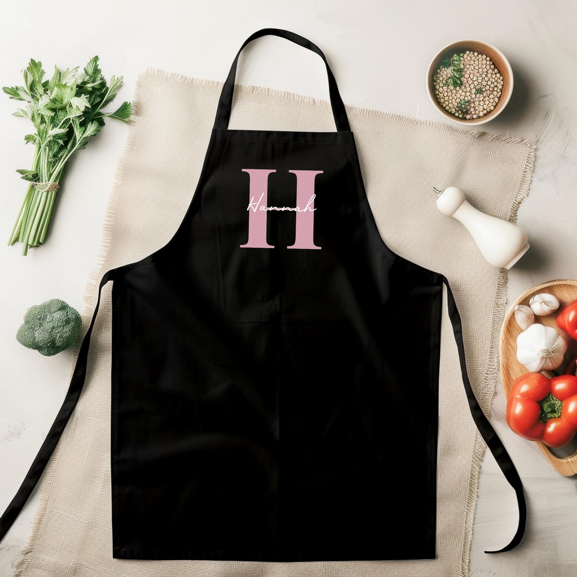 Kochschürze Damen Schürze personalisiert Geschenk für Mama Oma Frauen Küchenschürze Buchstabe Überwurfschürze Backschürze Schwarz
