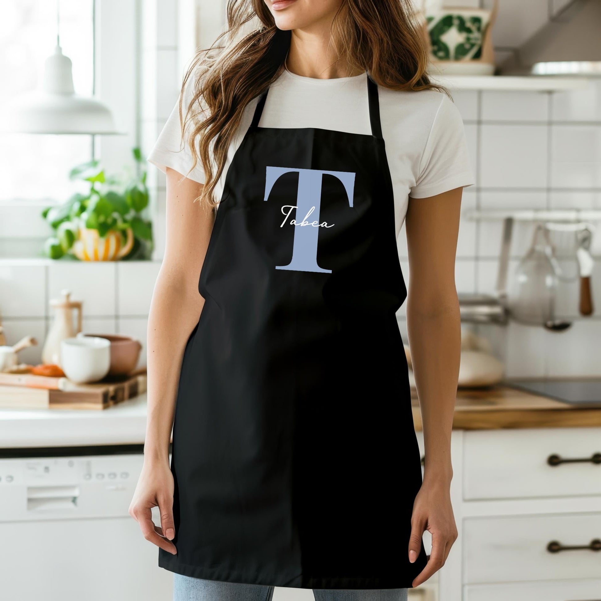 Kochschürze Damen Schürze personalisiert Geschenk für Mama Oma Frauen Küchenschürze Buchstabe Überwurfschürze Backschürze Schwarz