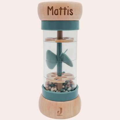 Rassel personalisiert Baby Regenmacher mit Namen Babyspielzeug ab 3 Monate Taufgeschenk für Jungen Babyrassel Geburtsgeschenk (Grün)