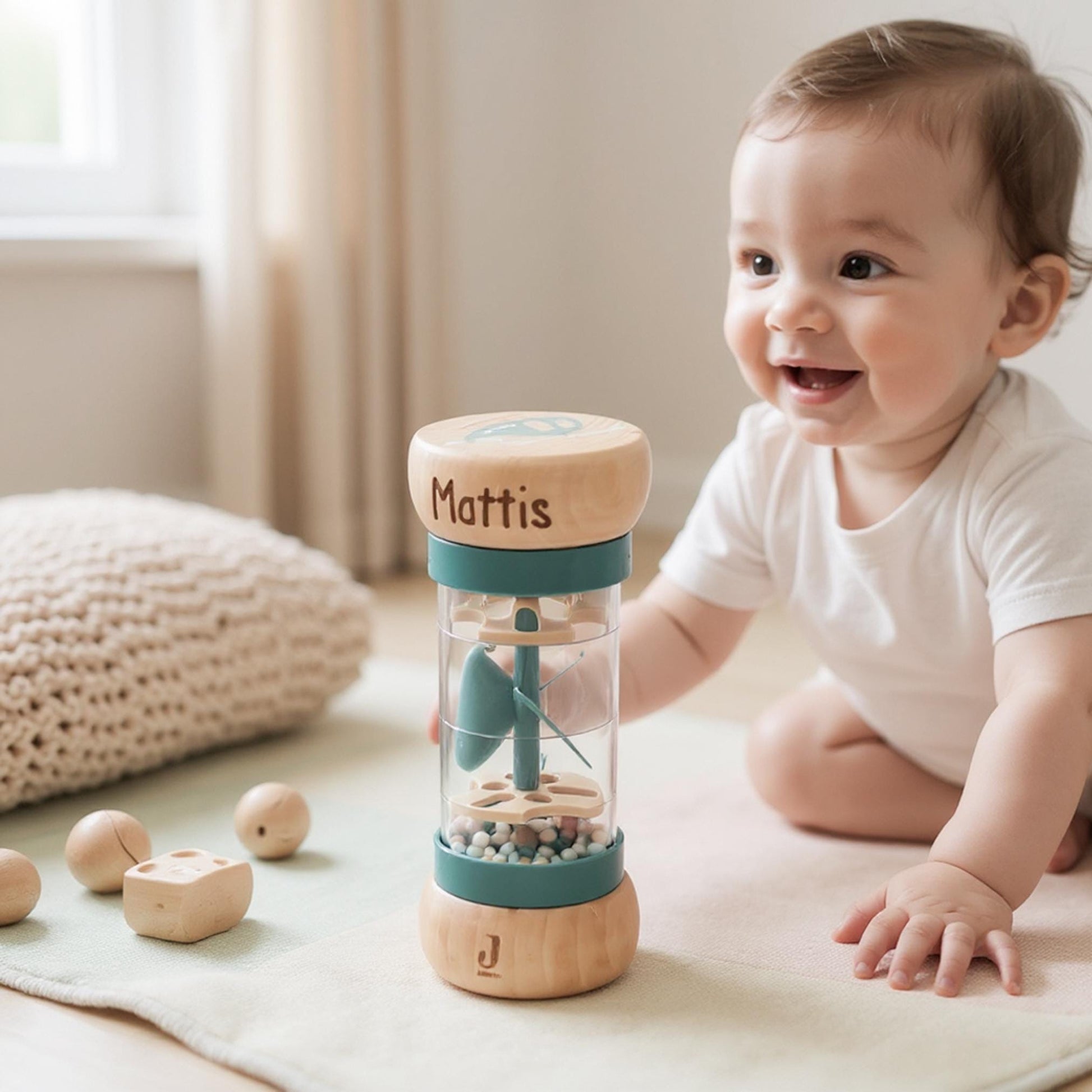 Rassel personalisiert Baby Regenmacher mit Namen Babyspielzeug ab 3 Monate Taufgeschenk für Jungen Babyrassel Geburtsgeschenk (Grün)