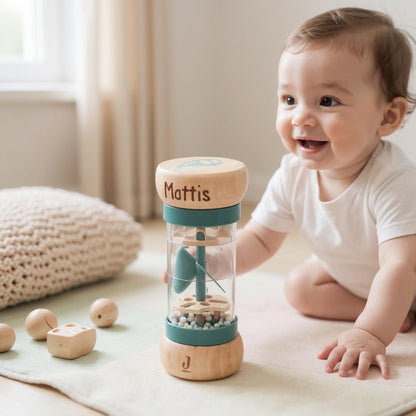 Rassel personalisiert Baby Regenmacher mit Namen Babyspielzeug ab 3 Monate Taufgeschenk für Jungen Babyrassel Geburtsgeschenk (Grün)