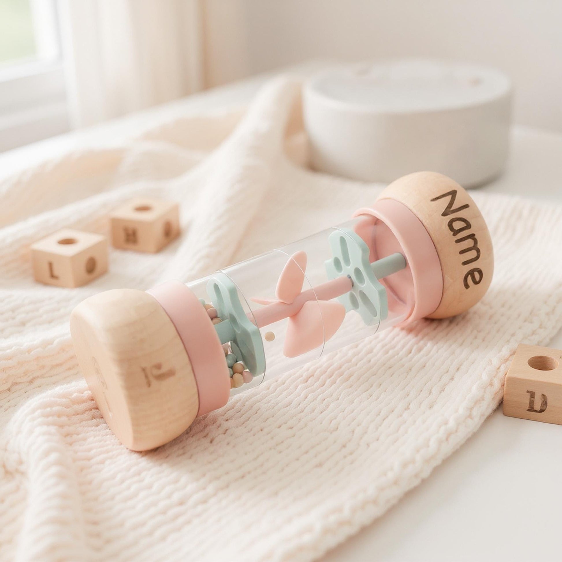 Rassel personalisiert Baby Regenmacher mit Namen Babyspielzeug ab 3 Monate Taufgeschenk für Mädchen Babyrassel Geburtsgeschenk (Rosa)