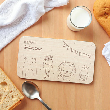 Frühstücksbrettchen personalisiert Hier krümelt Brettchen Holz Holzbrett für Kinder Geschenk Baby Geburtsgeschenk Frühstücksbrett mit Gravur