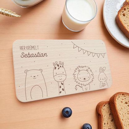 Frühstücksbrettchen personalisiert Hier krümelt Brettchen Holz Holzbrett für Kinder Geschenk Baby Geburtsgeschenk Frühstücksbrett mit Gravur