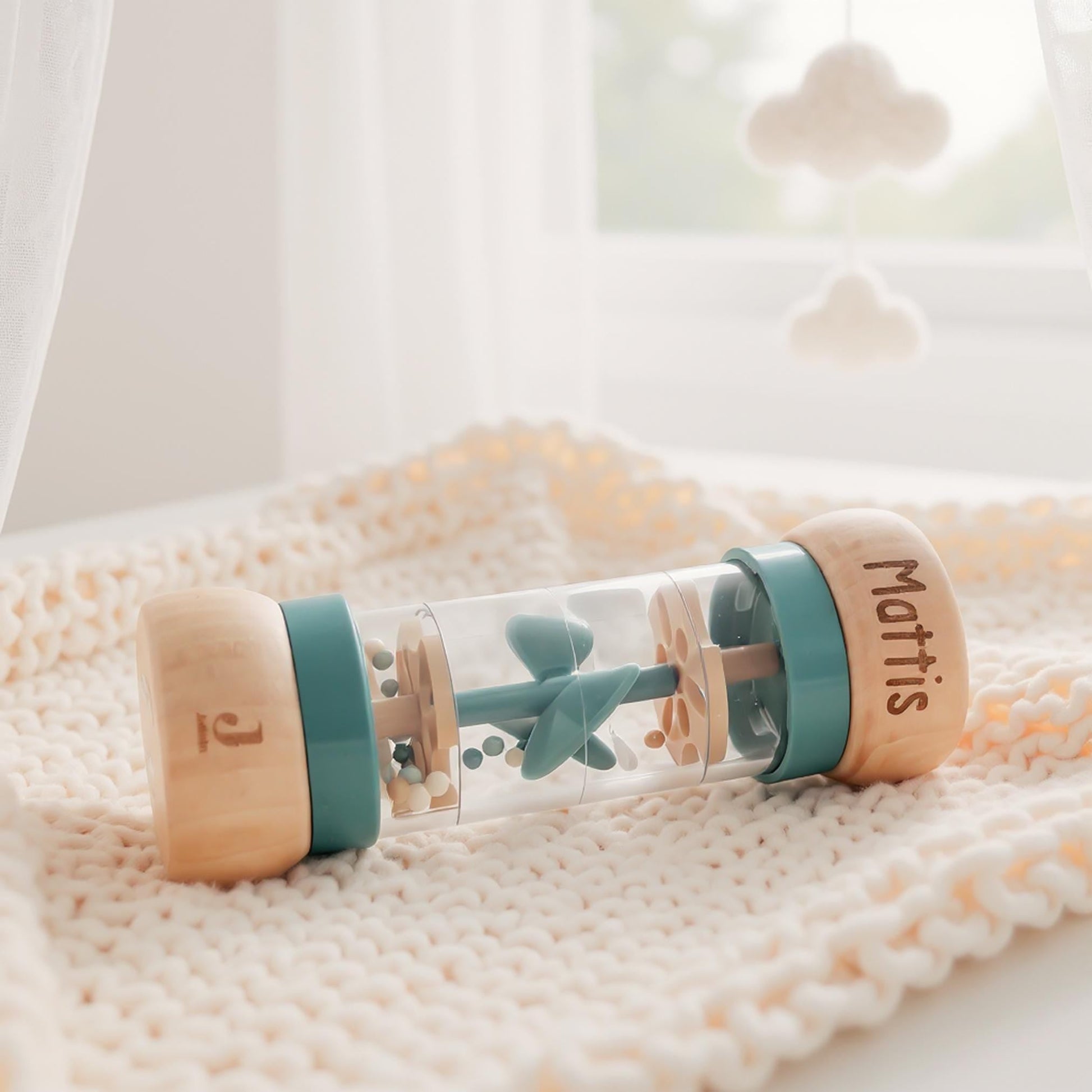 Rassel personalisiert Baby Regenmacher mit Namen Babyspielzeug ab 3 Monate Taufgeschenk für Jungen Babyrassel Geburtsgeschenk (Grün)