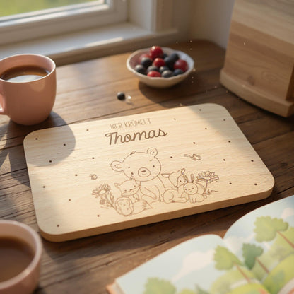 Frühstücksbrettchen personalisiert Hier krümelt Brettchen Holz Holzbrett für Kinder Geschenk Baby Geburtsgeschenk Frühstücksbrett mit Gravur