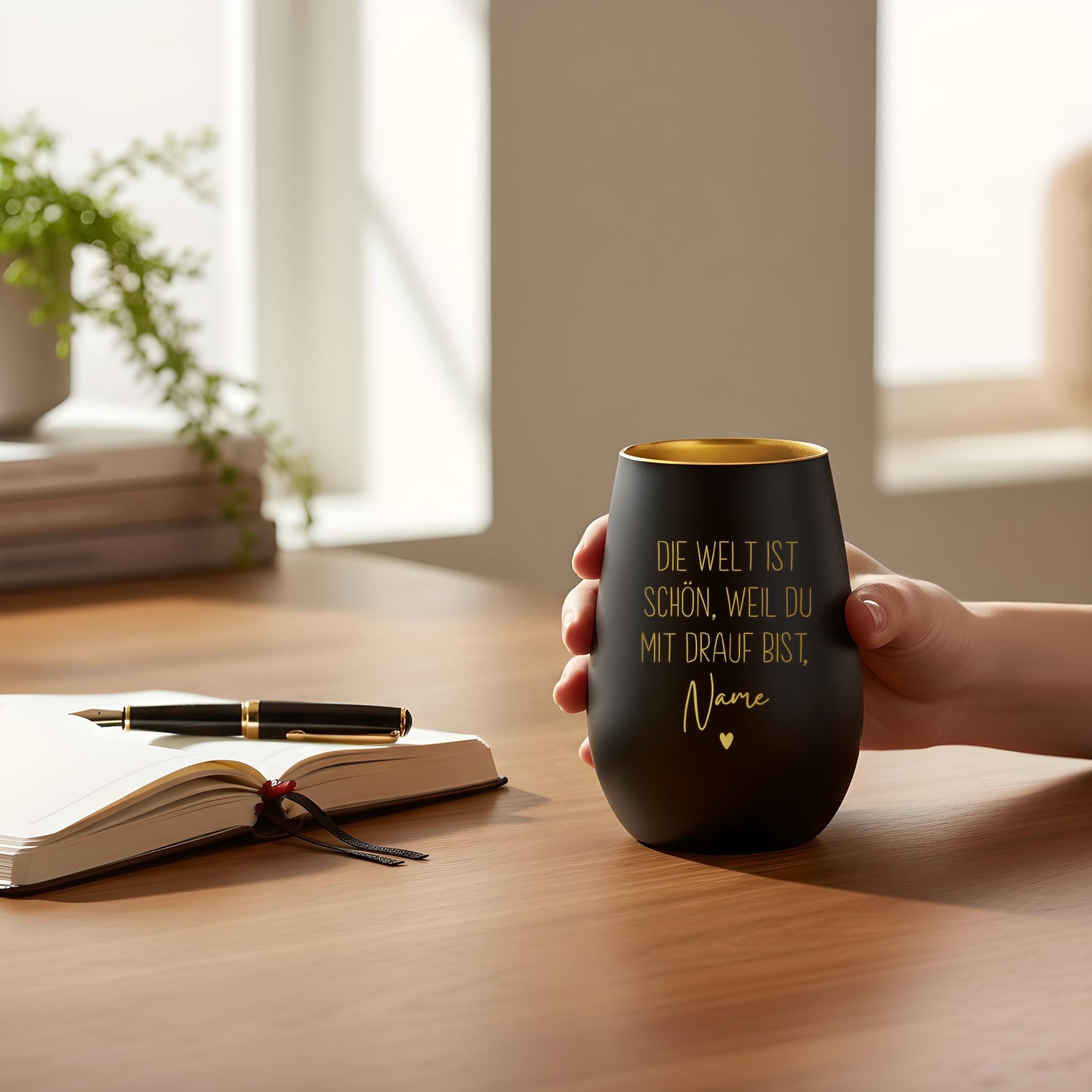 Die Welt ist schön Weil du mit Drauf bist Windlicht personalisiert Geschenk Freundin Frau Teelicht Kerzenglas mit Gravur (Schwarz)