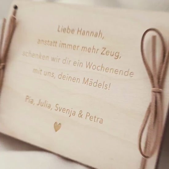 Zeit statt Zeug Wunscherfüller personalisierter Geschenkgutschein Verpackung Geburtstag Wellness Reisegutschein Geschenkkarte Holz 12x17 cm
