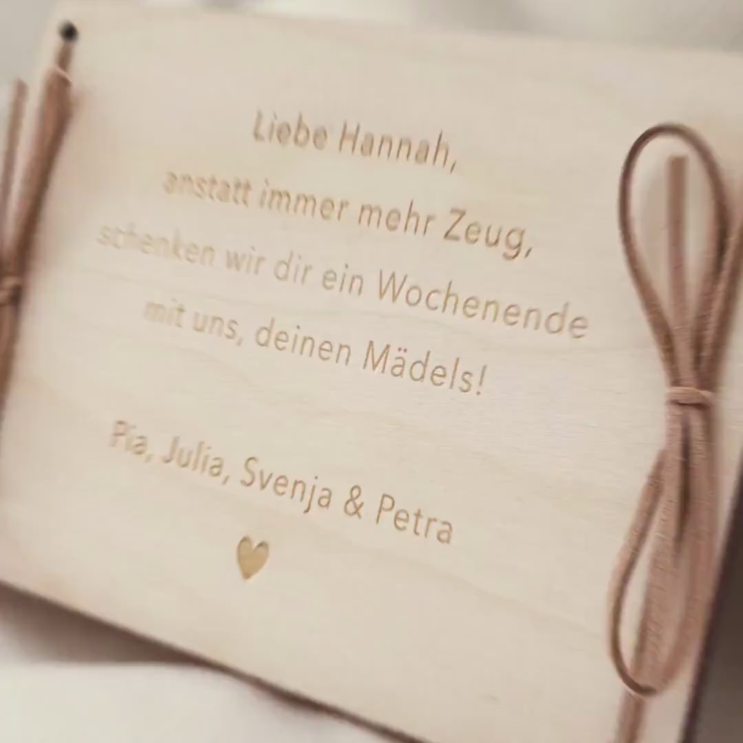 Zeit statt Zeug Wunscherfüller personalisierter Geschenkgutschein Verpackung Geburtstag Wellness Reisegutschein Geschenkkarte Holz 12x17 cm