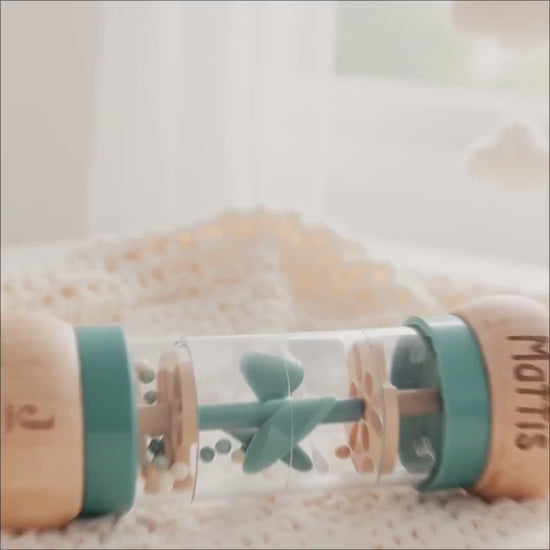 Rassel personalisiert Baby Regenmacher mit Namen Babyspielzeug ab 3 Monate Taufgeschenk für Jungen Babyrassel Geburtsgeschenk (Grün)