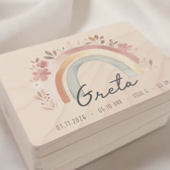 Erinnerungskiste Baby Mädchen Holzkiste personalisierte Erinnerungsbox Regenbogen Geschenk zur Geburt Geburtsgeschenk 30x20x13 cm