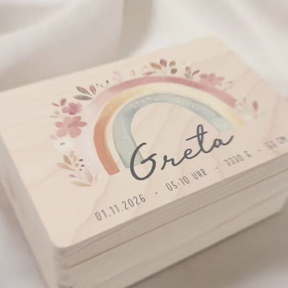 Erinnerungskiste Baby Mädchen Holzkiste personalisierte Erinnerungsbox Regenbogen Geschenk zur Geburt Geburtsgeschenk 30x20x13 cm