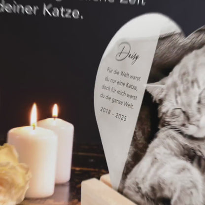 Andenken an verstorbene Katze Gedenktafel Katze Trauergeschenk Acrylglas Herz personalisiertes Geschenk für Trauernde inkl. Holzfuß 20x22 cm