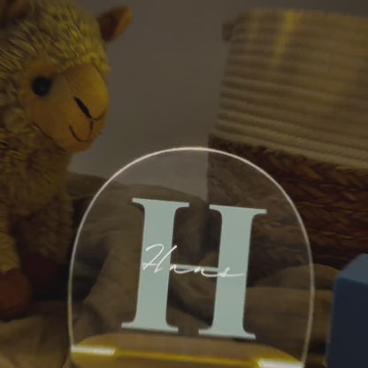 Buchstaben Nachtlicht Baby Kinder personalisiert Babyzimmer Kinderzimmer Nachtlampe Geschenk Geburt Inkl. Holzfuß & Netzteil (Grün)