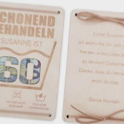 Schonend Behandeln 60. Geburtstag Geldgeschenk personalisiert Geldverpackung Verpackung Geld Geburtstagsgeschenk Geschenkkarte Holz 12x17 cm