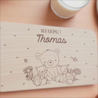 Frühstücksbrettchen personalisiert Hier krümelt Brettchen Holz Holzbrett für Kinder Geschenk Baby Geburtsgeschenk Frühstücksbrett mit Gravur