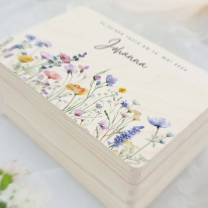 Taufgeschenk Mädchen Taufe Geschenk personalisierte Erinnerungskiste Wildblumen Taufbox Holzkiste mit Deckel Holzbox 30x20x13 cm