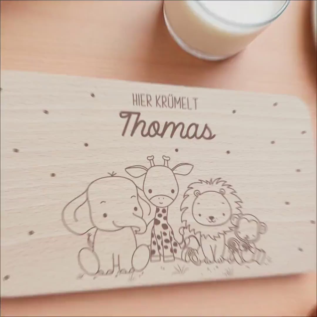 Frühstücksbrettchen personalisiert Hier krümelt Brettchen Holz Holzbrett für Kinder Geschenk Baby Geburtsgeschenk Frühstücksbrett mit Gravur