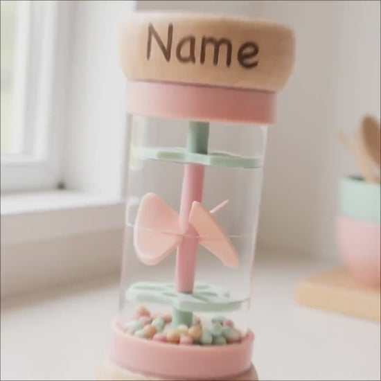 Rassel personalisiert Baby Regenmacher mit Namen Babyspielzeug ab 3 Monate Taufgeschenk für Mädchen Babyrassel Geburtsgeschenk (Rosa)