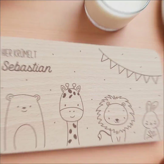 Frühstücksbrettchen personalisiert Hier krümelt Brettchen Holz Holzbrett für Kinder Geschenk Baby Geburtsgeschenk Frühstücksbrett mit Gravur