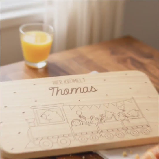 Frühstücksbrettchen personalisiert Hier krümelt Brettchen Holz Holzbrett für Kinder Geschenk Baby Taufgeschenk Frühstücksbrett mit Gravur