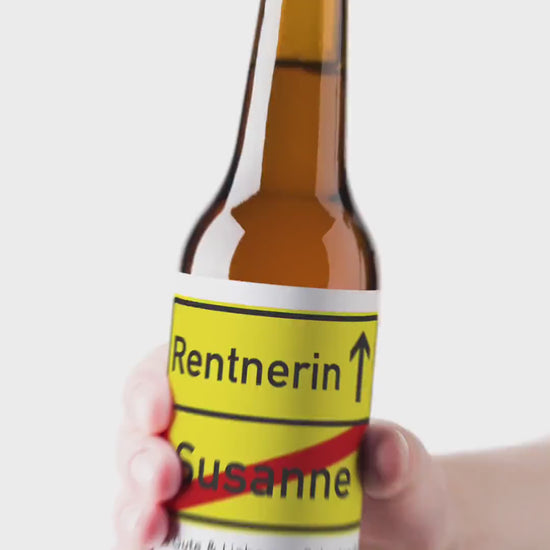 Rente Geschenk Frau Bieretiketten personalisiert Flaschenetikett Bier Rentnerin Ruhestand selbstklebende Etiketten 2 Stück | 9x9 cm